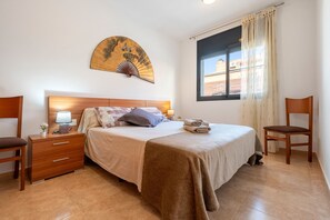 2 makuuhuonetta, silitysrauta/-lauta, ilmainen Wi-Fi, vuodevaatteet