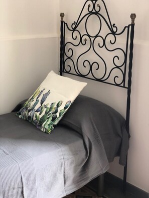 2 bedrooms, iron/ironing board, bed sheets