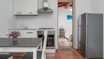 KĂŒhlschrank, Ofen, Herdplatte, Kochgeschirr/Geschirr/Besteck