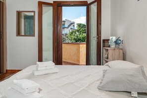1 bedroom, bed sheets - Apartment 'Orizzonti Solarium' with Private Terrace (Golfo Aranci)