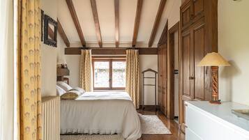5 bedrooms, desk, iron/ironing board, free WiFi