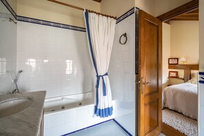 Jetted bath, hair dryer, bidet, towels - Exceptional Casa el Olivo (Cillorigo de Liebana)