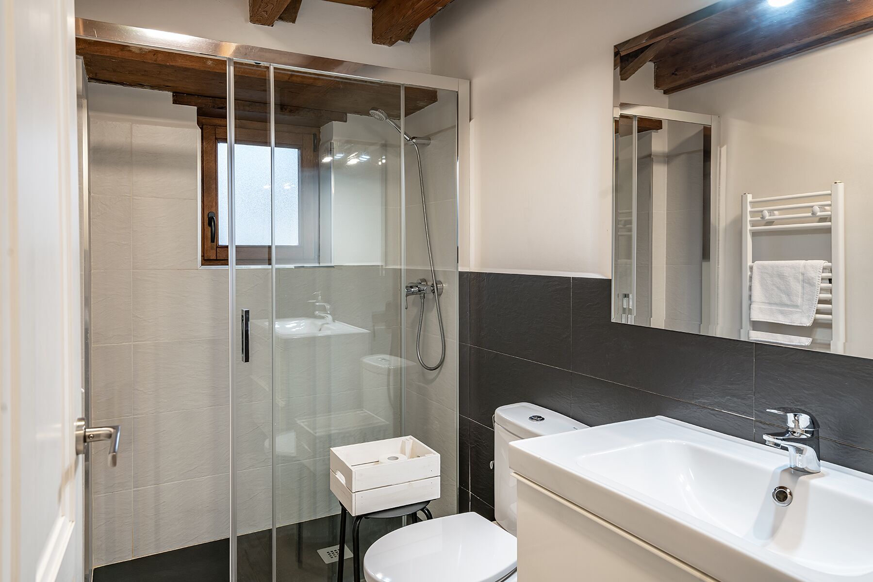 Baignoire à jets, sèche-cheveux, bidet, serviettes fournies