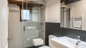 Baignoire Ă jets, sĂšche-cheveux, bidet, serviettes fournies