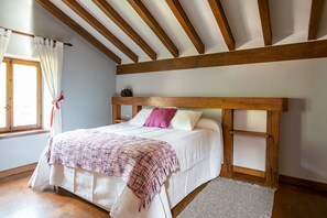 5 bedrooms, desk, iron/ironing board, free WiFi
