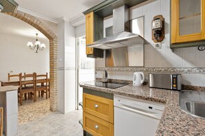 Fridge, microwave, oven, stovetop - Holiday Home 'Casa Ana La Rosaleda' with Private Terrace, Wi-Fi and Air Conditioning (Málaga)