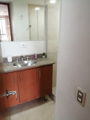 SĂšche-cheveux, serviettes fournies, savon, papier toilette