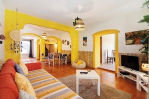 TV - Holiday Home 'Casa 1' with Shared Pool and Wi-Fi (Salir)