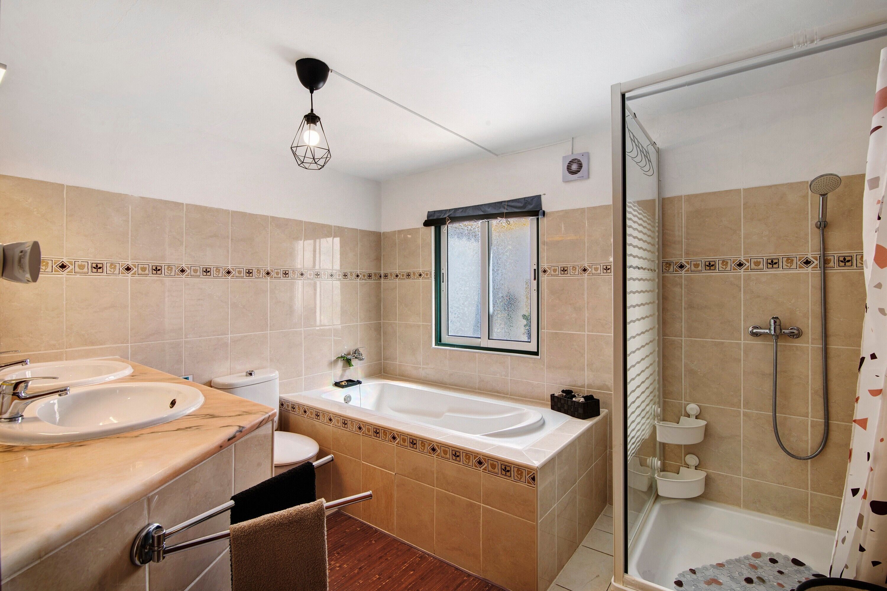 Douche, sèche-cheveux, serviettes fournies