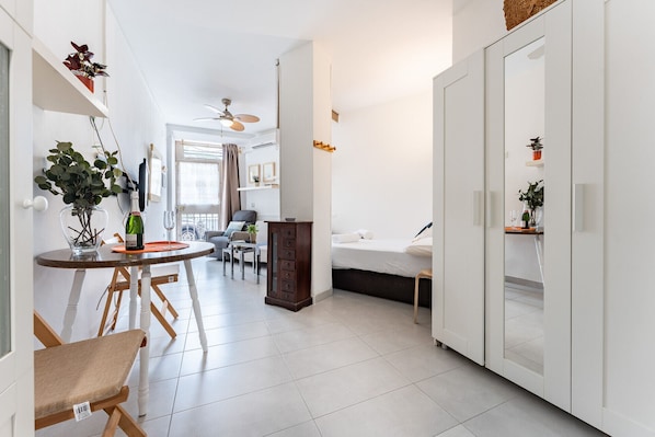 Bügeleisen/Bügelbrett, kostenloses WLAN, Bettwäsche