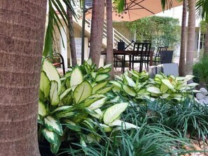 Outdoor dining - Oasis-14, 5 min from beach studio. Midtown Wynwood (Miami)