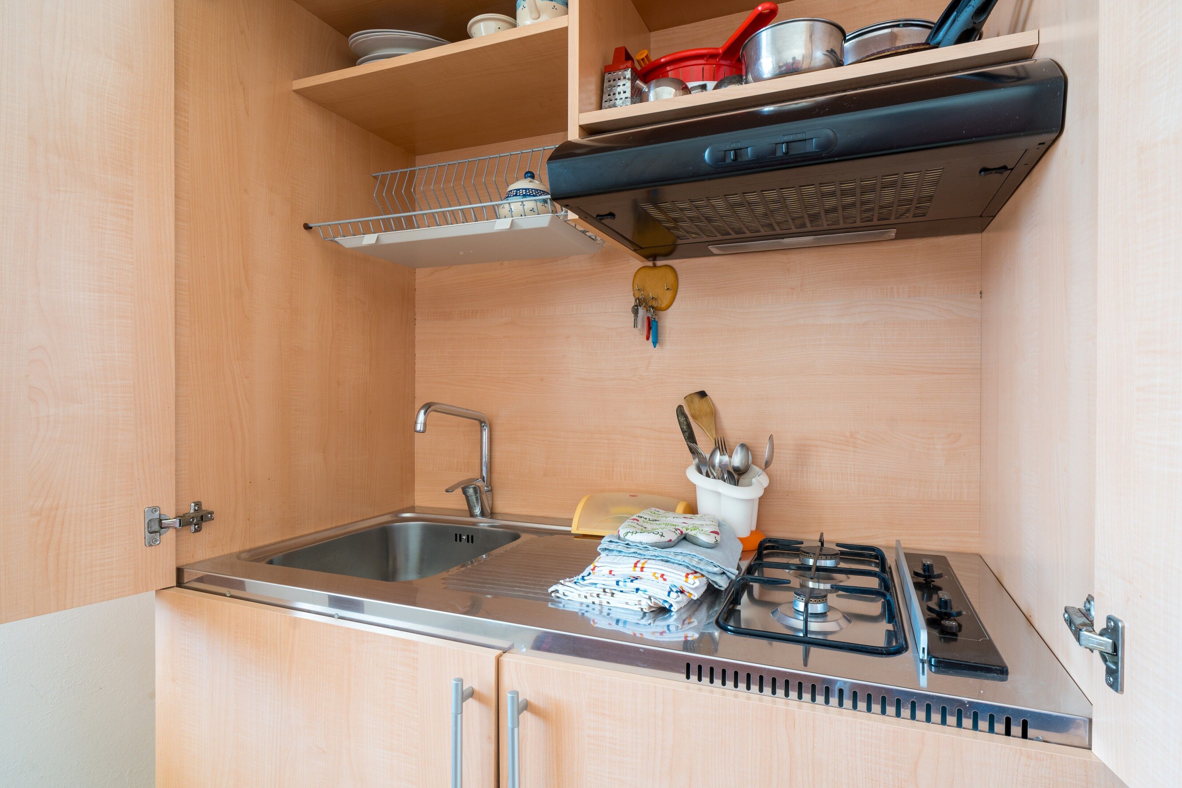 Kühlschrank, Ofen, Herdplatte, Wasserkocher mit Kaffee-/Teezubehör