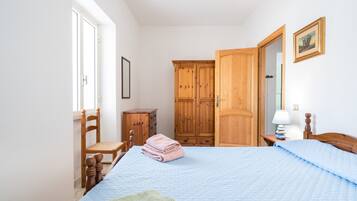 1 quarto, ferros/tábuas de passar roupa, roupa de cama