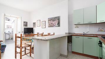 Refrigerador, horno, placa de cocina, cafetera/tetera