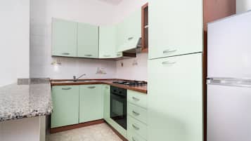 KĂŒhlschrank, Ofen, Herdplatte, Wasserkocher mit Kaffee-/Teezubehör