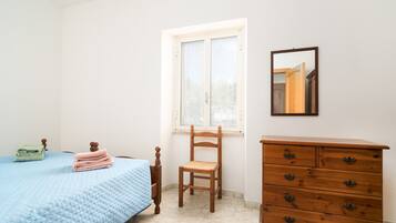 1 habitación, tabla de planchar con plancha y ropa de cama