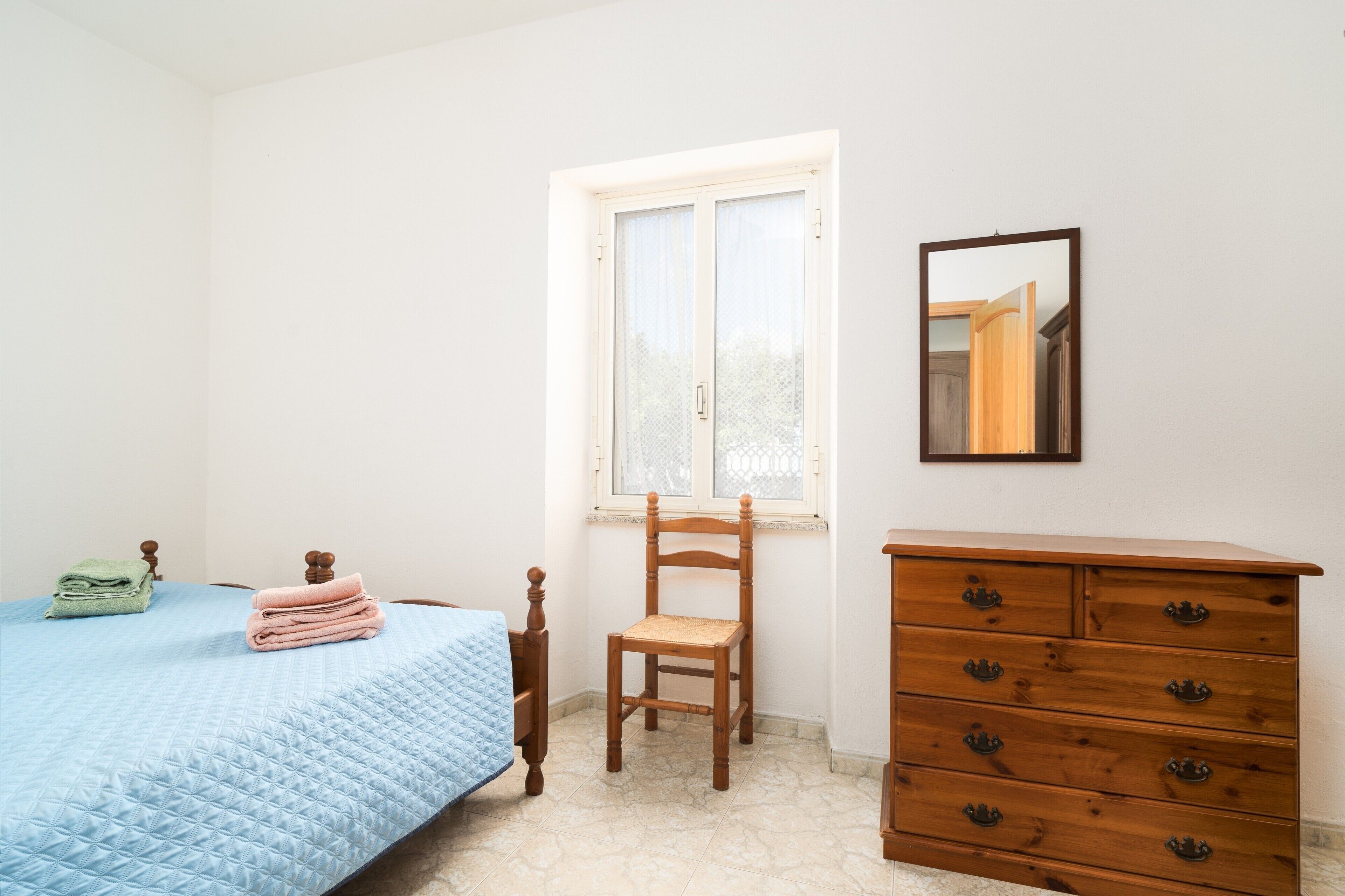 1 habitación, tabla de planchar con plancha y ropa de cama 