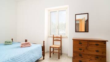 1 habitación, tabla de planchar con plancha y ropa de cama