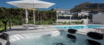Villa 'Carola Primo Piano' mit Gemeinschaftspool, WLAN und Klimaanlage