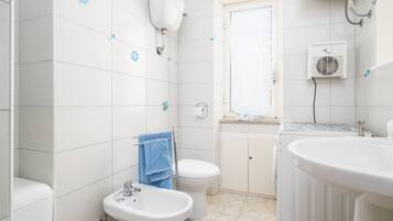 Douche, sĂšche-cheveux, serviettes fournies