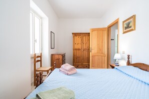 2 dormitorios, tabla de planchar con plancha, ropa de cama
