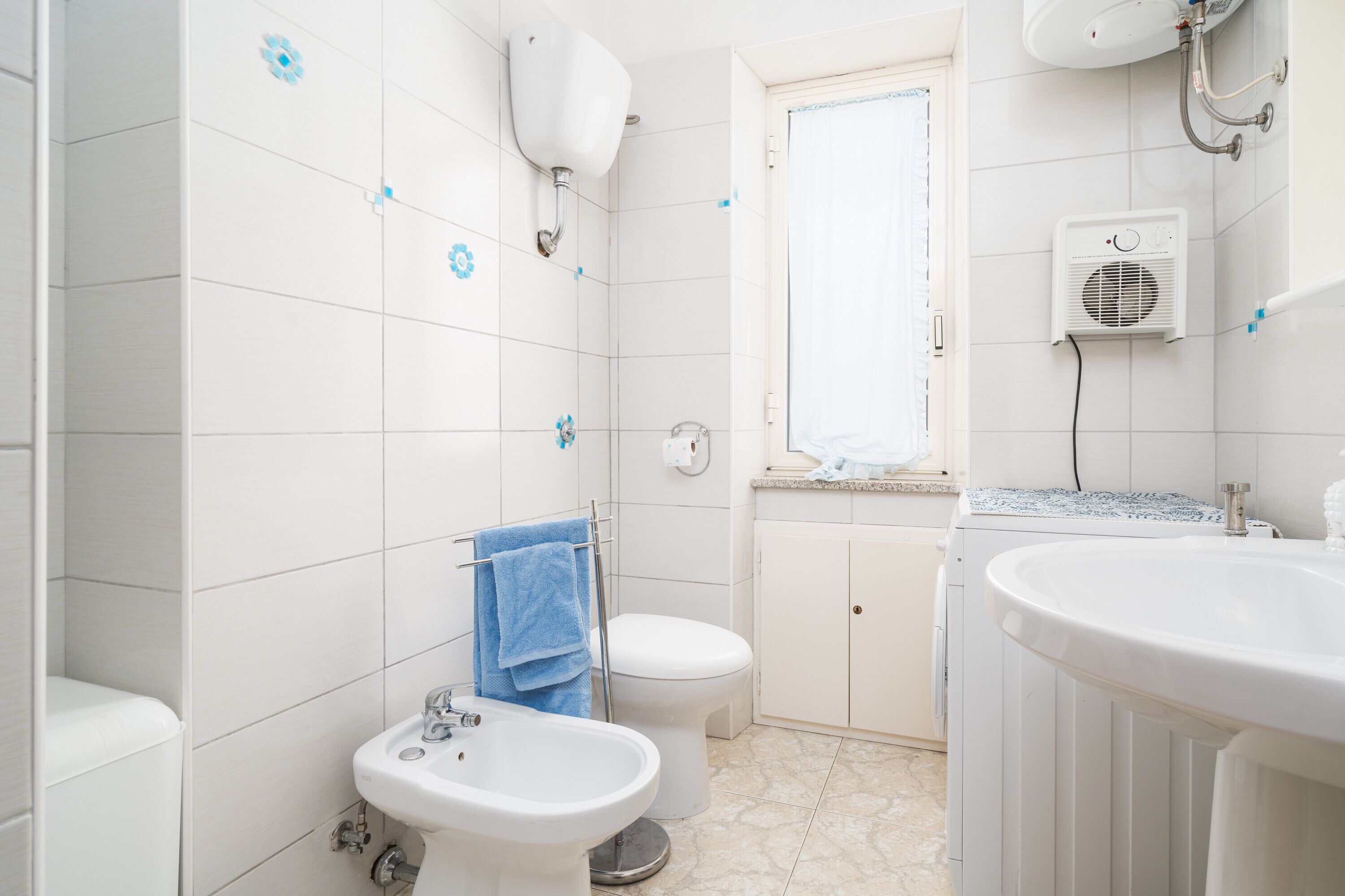 Douche, sèche-cheveux, serviettes fournies