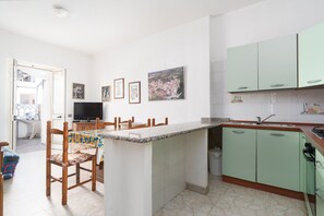 Frigorífico, horno, placa de cocina y utensilios de cocina