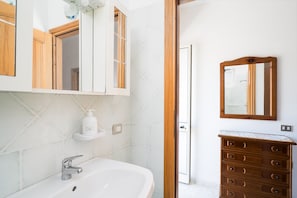 Douche, sèche-cheveux, serviettes fournies