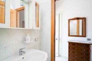 Doccia, set di cortesia gratuito, asciugacapelli, asciugamani