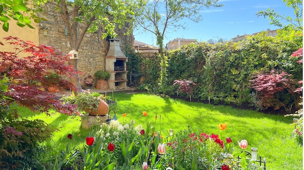 Property grounds - Country House 'Casa Rural Xixa Landetxea' with Mountain View, Private Terrace and Wi-Fi (Miranda de Arga)