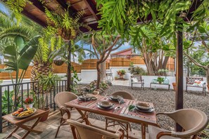 Outdoor dining - Casa Rural Agua Blanca with Sea Views and Hot Tub (La Matanza de Acentejo)