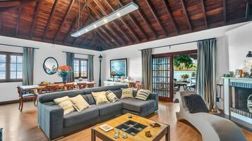 Een televisie en een open haard