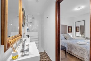 Een douche, een haardroger, handdoeken