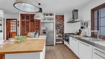 Frigorífico, microondas, horno y placa de cocina