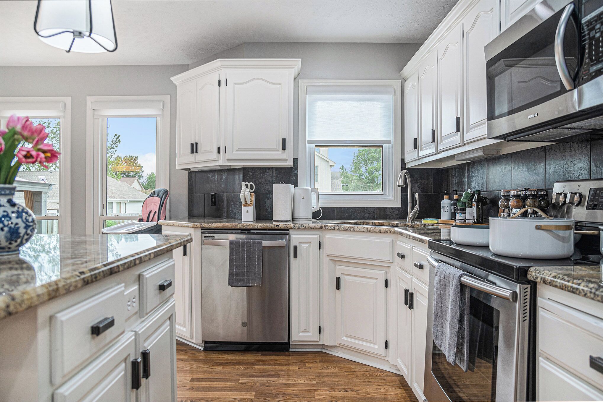 Coffee/tea maker, fridge, microwave, oven