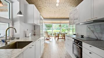 Køleskab, opvaskemaskine, kaffe-/temaskine