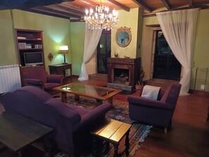 TV - Chalet 'Palacio De Cantiz' with Private Terrace, Private Garden and Wi-Fi (Cantiz)