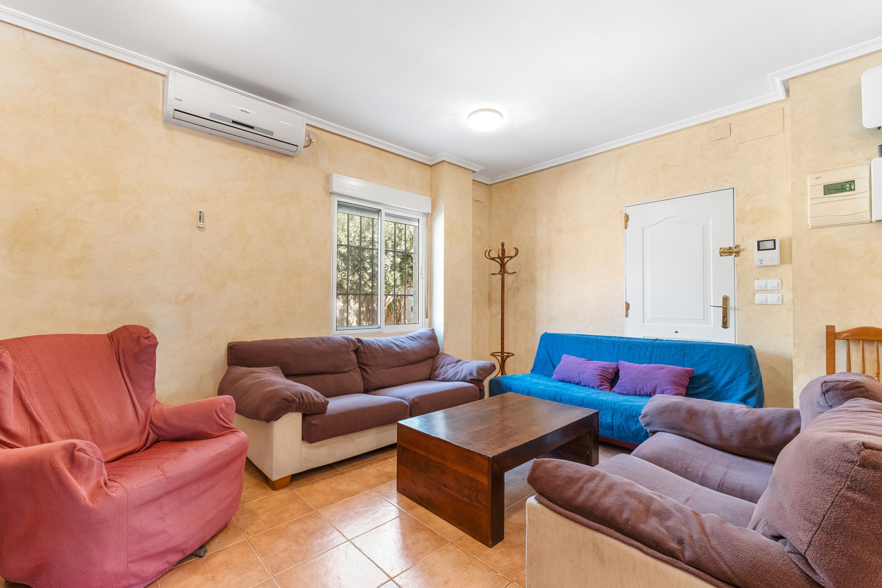 Fernseher, DVD-Player, Tischtennisplatte