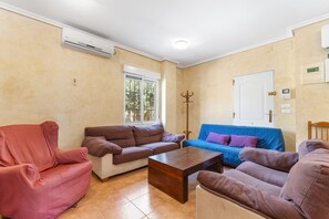 Tv, dvd-afspiller, bordtennisbord