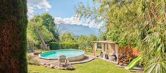 Casa de vacaciones 'Le Relais Du Menuet' con vistas a la montaña, piscina privada y Wi-Fi