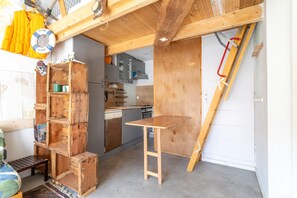 Fridge, microwave, oven, stovetop - Studio Apartment 'Repaire Des Pirates Sainte Marie' with Private Terrace, Wi-Fi and Air Conditioning (Sainte-Marie-la-Mer)