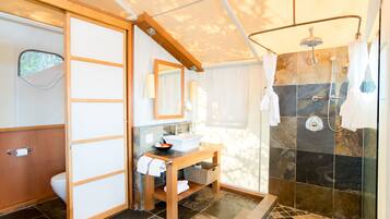 Jetted tub, hair dryer, towels, soap