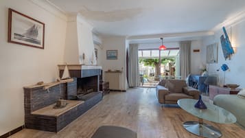 TV, fireplace