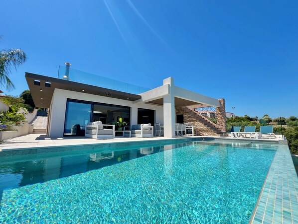 Outdoor pool, a heated pool - Villa Onlysea, 5 Bord de mer (roquebrune sur argens)