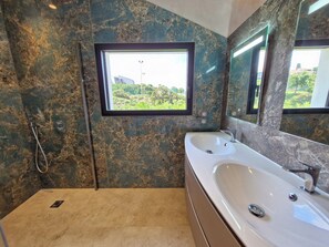 Shower, free toiletries, hair dryer, towels - Villa Onlysea, 5 Bord de mer (roquebrune sur argens)