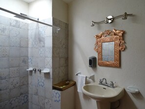 Secadora de cabello, toallas, jabón, shampoo 