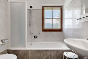 Dusche, Haartrockner, Handtücher