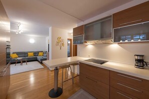 Geladeira, micro-ondas, fogão, cooktop