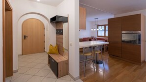 Una cocina moderna con una isla central, armarios de madera y horno empotrado.