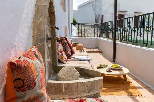 Holiday Home '1900's Traditional House in Asklipio' with Private Terrace, Wi-Fi and Air Conditioning